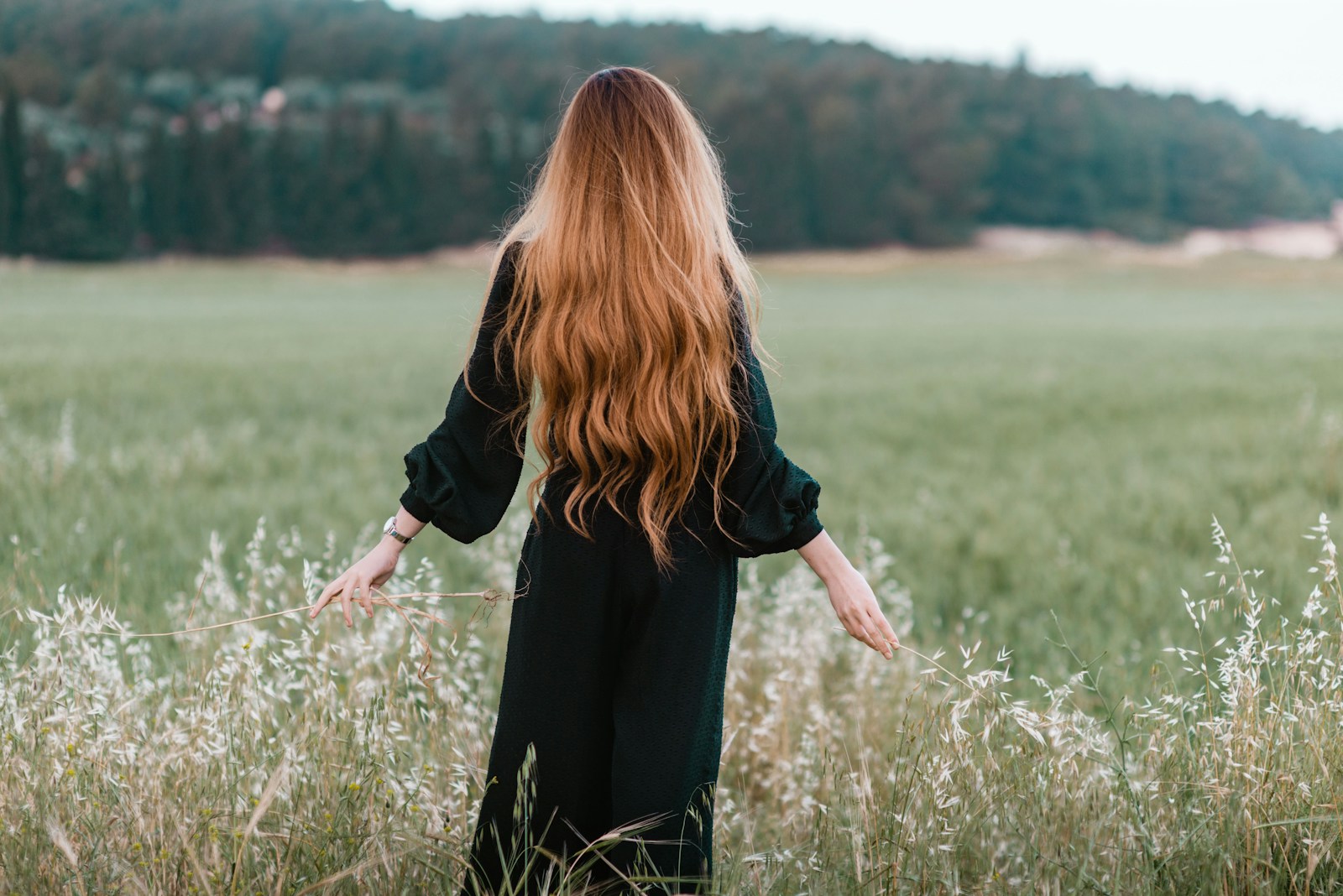Photo woman standing on green grass field during daytime